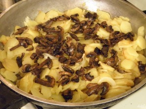 Aardappelen met champignons in een koekenpan - fotostap 7